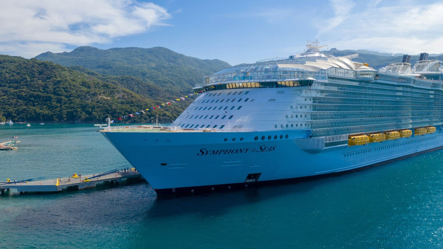 Cruise ship sailing, symbolizing the trips Viajando Com Geru puts together